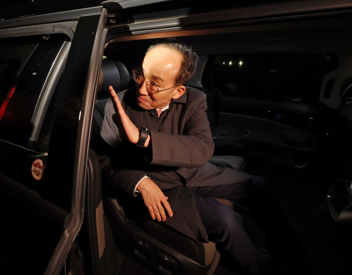 12·3 비상계엄 당시 의원들의 계엄 해제 표결 참여를 방해한 혐의를 받는 국민의힘 추경호 의원이 3일 구속영장이 기각돼 경기도 의왕 서울구치소를 나와 차에 오르고 있다. 의왕 연합뉴스