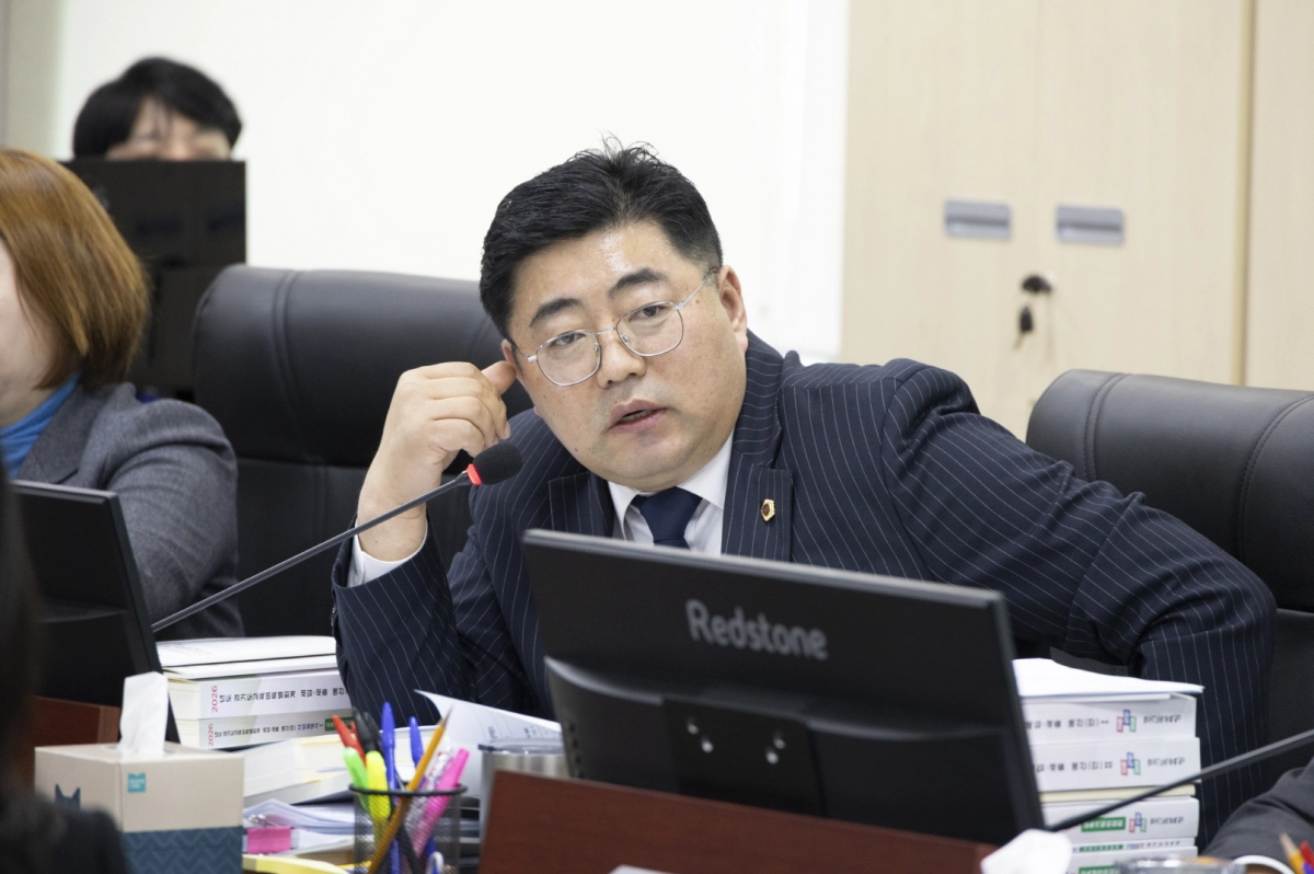 김진명 의원이 1일 경기도교육청 예산결산특별위원회 2026년 경기도교육청 본예산 심사에서 질의하고 있다.(사진=경기도의회)