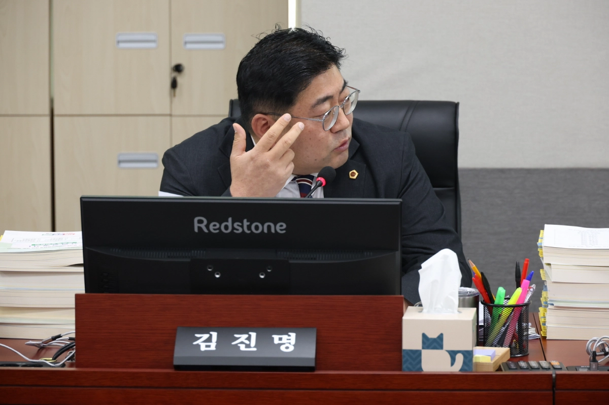 김진명 의원이 2일 경기도교육청 예산결산특별위원회 2026년 경기도교육청 본예산 심사에서 질의하고 있다.(사진=경기도의회)