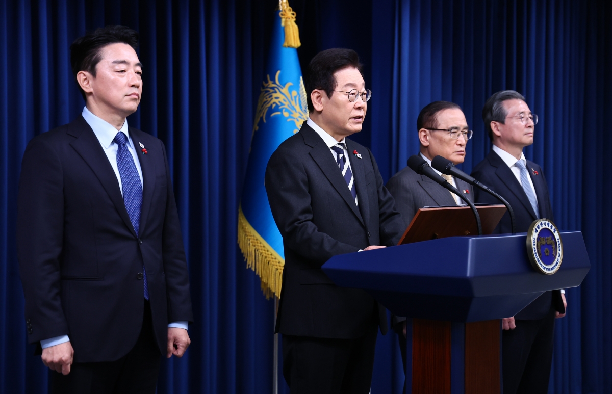 이재명 대통령이 12·3 비상계엄 사태 1주년인 3일 용산 대통령실에서 ‘빛의 혁명 1주년 대국민 특별성명’을 발표하고 있다. 왼쪽부터 강훈식 대통령비서실장, 이 대통령, 위성락 국가안보실장, 김용범 정책실장. 2025.12.3 연합뉴스