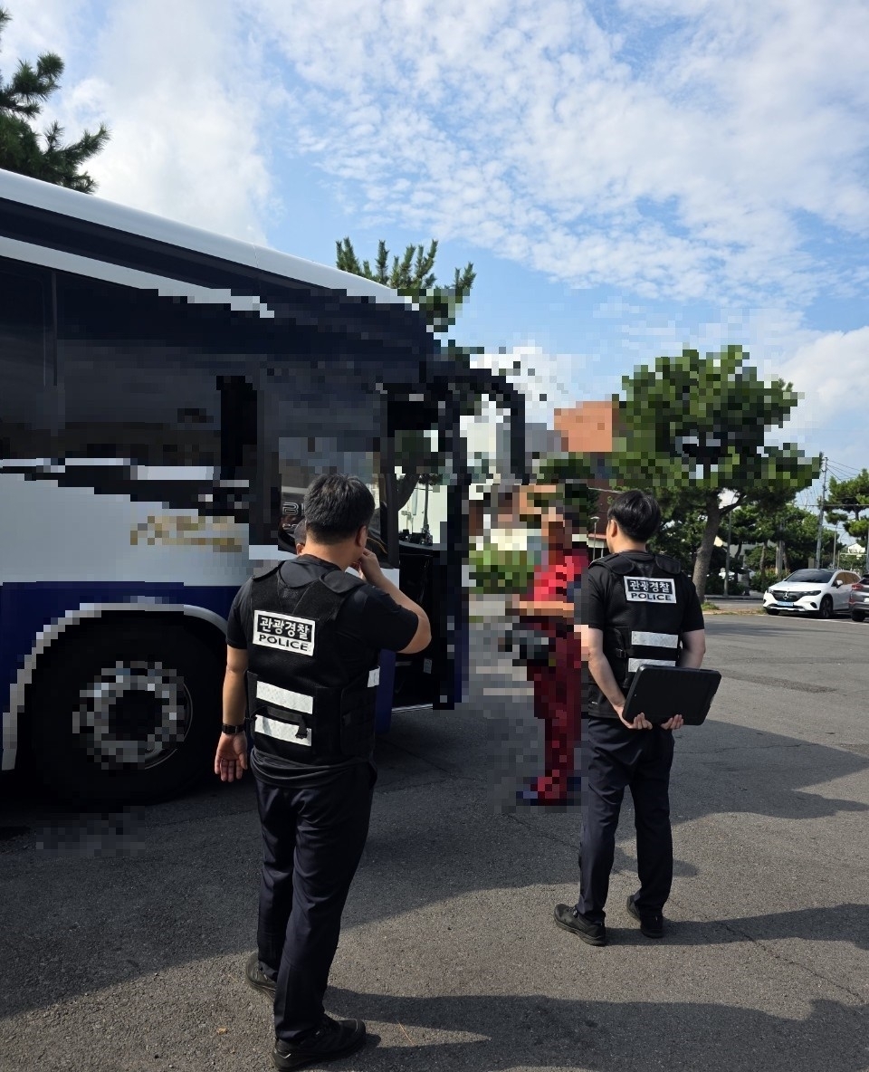 제주도 자치경찰단은 지난 3월부터 11월까지 전세버스 조합, 여행사, 관광협회 등 업계 의견을 수렴하고 정보를 모아 단속반을 운영했다. 사진은 전세버스를 단속하는 모습. 제주도자치경찰단 제공
