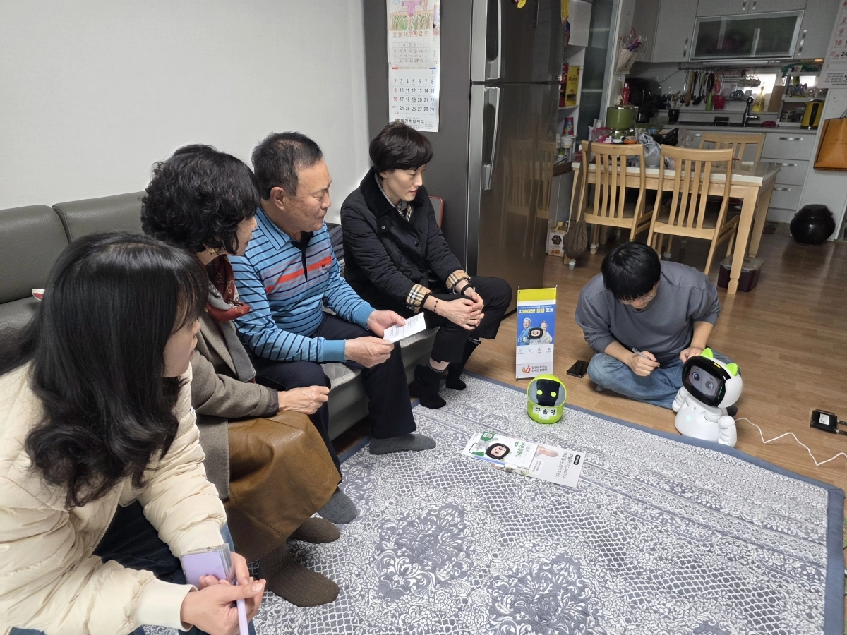 전남 담양군이 12월 5일까지 업그레이드 된 돌봄 로봇 ‘다솜(K)’를 치매환자·고위험군 60가구에 교체 한다. (담양군 제공)