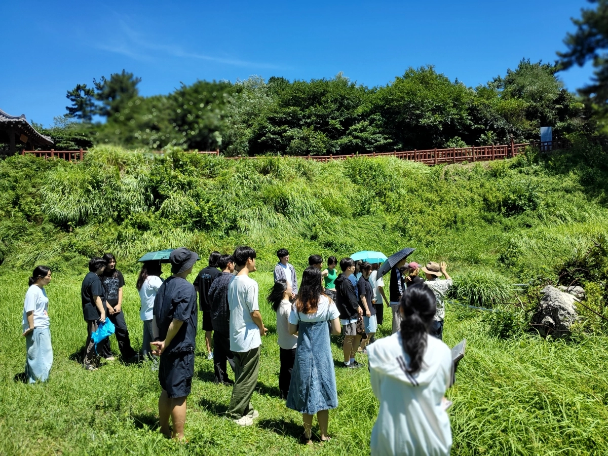 제주가치 공감 런케이션에 참여한 사람들이전문해설사와 함께하는  4·3유적지 섯알오름 학살터을 둘러보고 있다. 제주도 제공