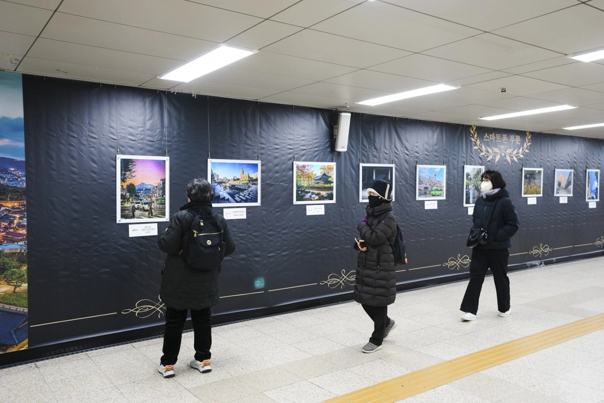 서울 지하철 4호선 길음역 내 문화공간에 마련된 성북구의 ‘사진 공모전 수상작 전시회’에서 시민들이 수상작을 살펴보고 있다. 성북구청 제공