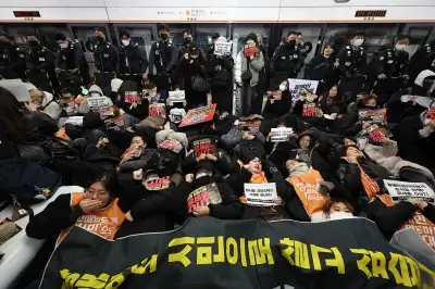 전장연 1호선 용산역 탑승 시위…출근길 30분 지연