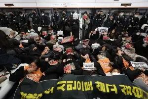 전장연 1호선 용산역 탑승 시위…출근길 30분 지연