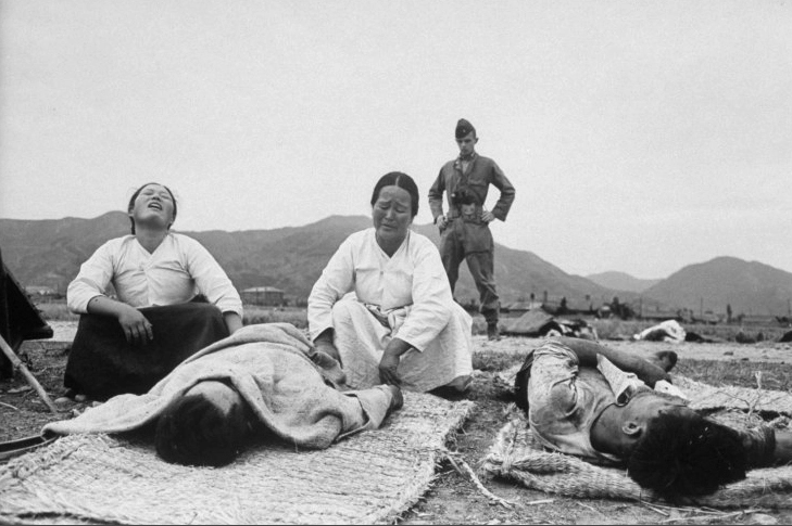 1948년 10월 여순사건 당시 시신 앞에서 오열하는 순천지역 가족들. 미군 고문관이 현장을 지켜보고 있다.