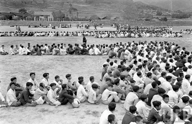 순천농업학교 운동장에서 벌어진 협력자 색출 모습.