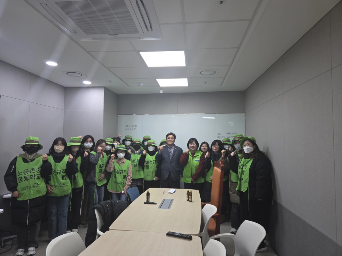 김호겸 의원이 2일 경기도의회 4층 소회의실에서 간담회를 개최하고 전국교육공무직본부 경기지부 특수교육지도사들과 함께 기념촬영을 하고 있다.(사진=경기도의회)