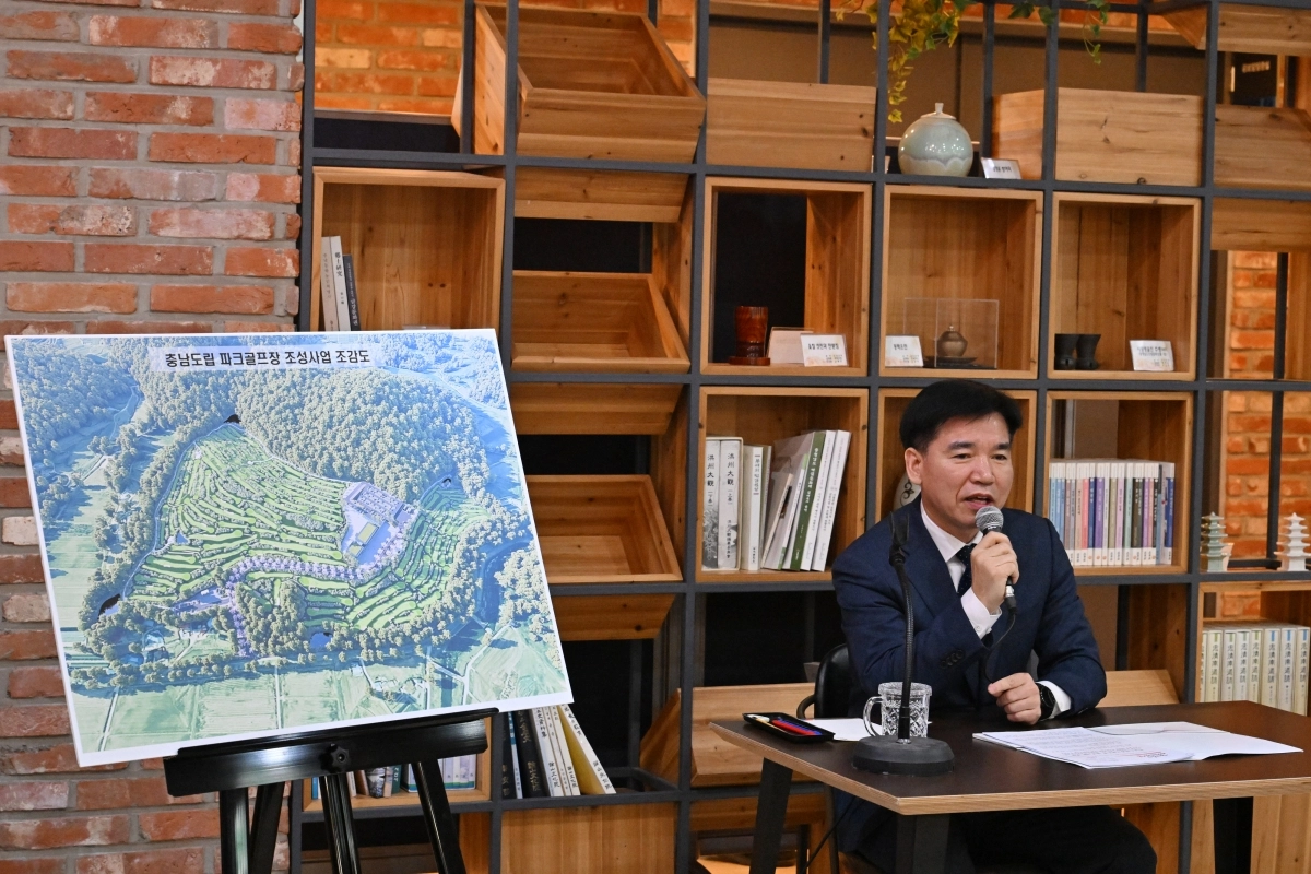 조일교 충남도 문화체육관광국장이 3일 충남도립파크골프장 조성안에 대해 설명하고 있다. 도 제공