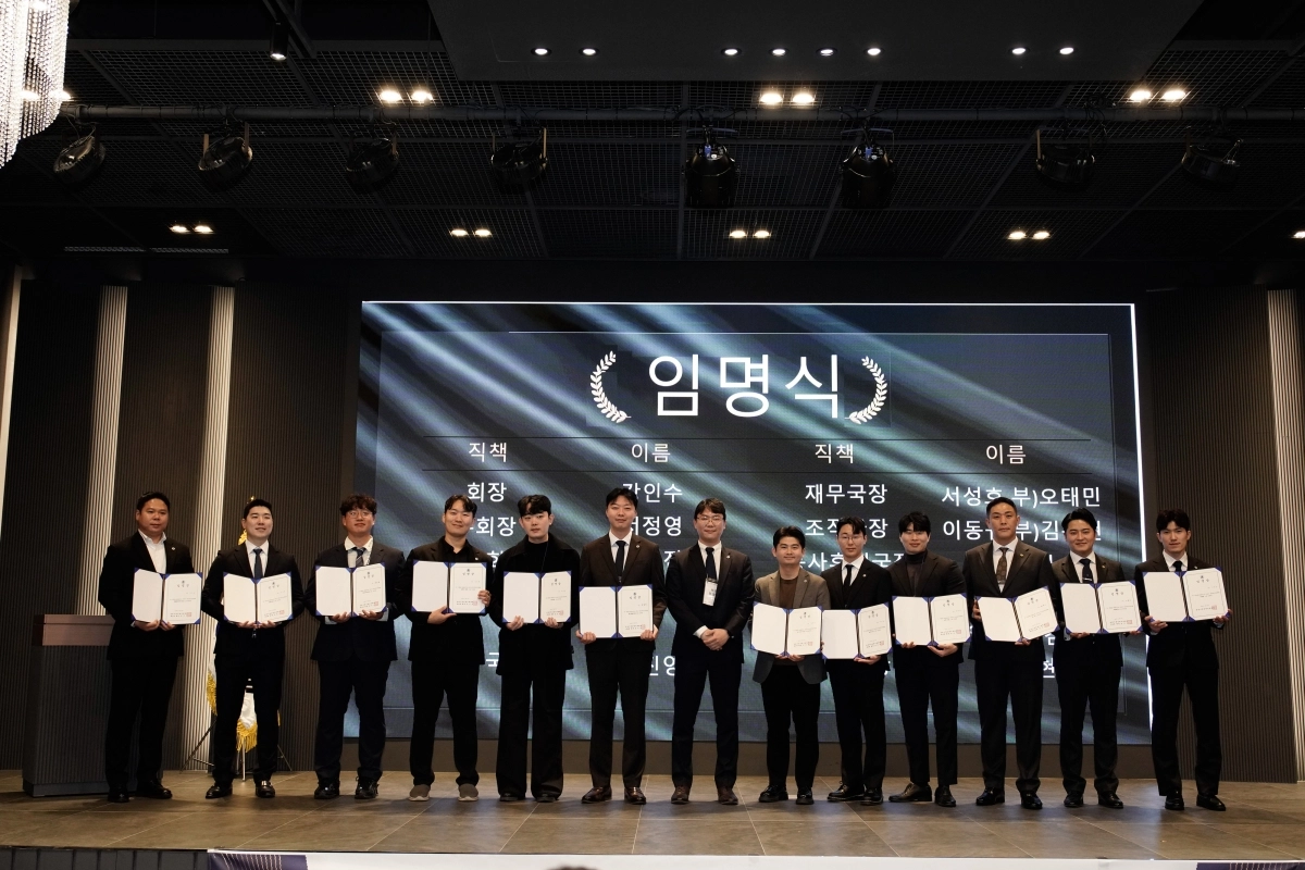 순천시청년권익위원회 제6대 회장단들이 임명식 수여식 후 기념사진을 찍고 있다.