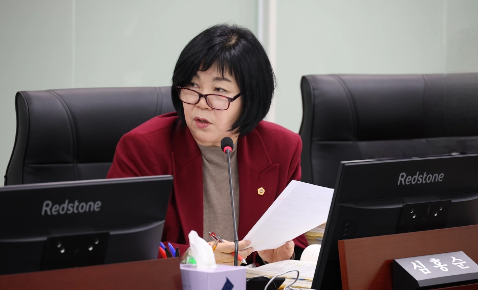심홍순 의원이 2026년도 경기도교육청 교육행정위원회 소관 예산 심의에서 질의하고 있다.(사진=경기도의회)