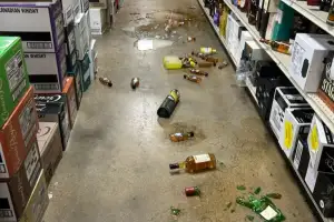 “술병 깨고 난장판”…주류점 화장실서 기절한 채 발견된 ‘범인’ 정체