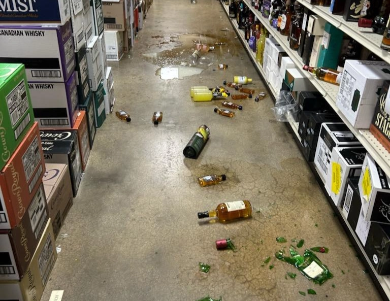 라쿤(미국 너구리) 침입으로 난장판이 된 미국 버지니아주의 한 주류 판매점. 해노버카운티 동물보호소 페이스북 캡처