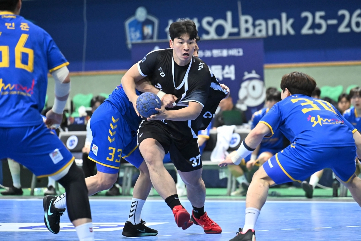 SK호크스의 박광순이 슛을 시도하고 있다. 한국핸드볼연맹 제공