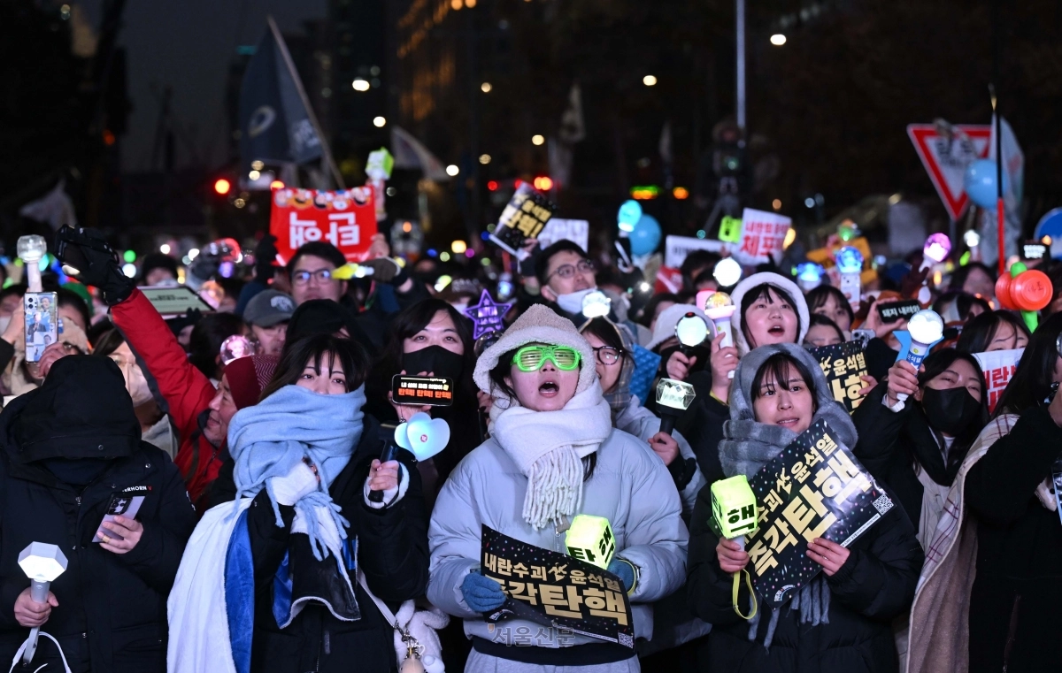 윤석열 전 대통령 탄핵소추안이 가결된 지난해 12월 14일 서울 국회의사당 앞에서 열린 집회에 참석한 시민들이 응원봉을 든 채 환호하고 있다. 서울신문DB