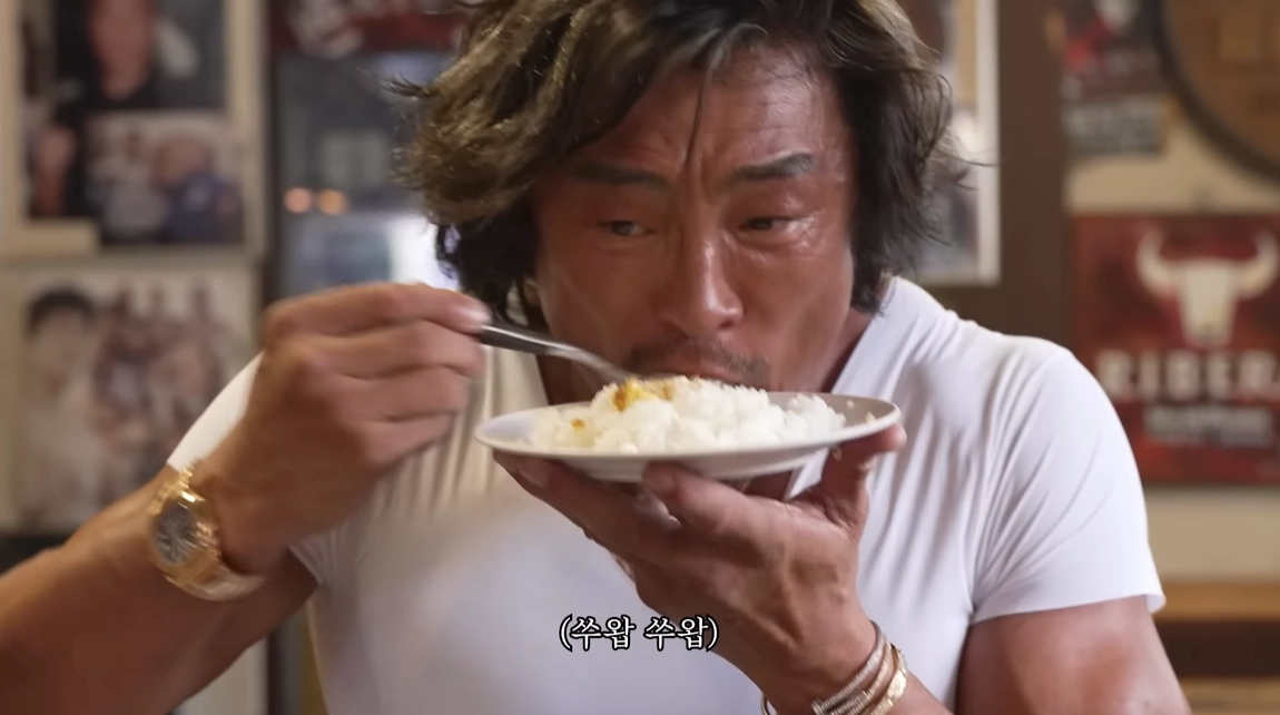 3일 기준 조회수 1119만회를 기록 중인 ‘추성훈의 일본 최고 스테이크 맛집 소개’ 영상에서 추성훈이 밥을 먹고 있는 모습. 유튜브 채널 ‘추성훈’ 캡처