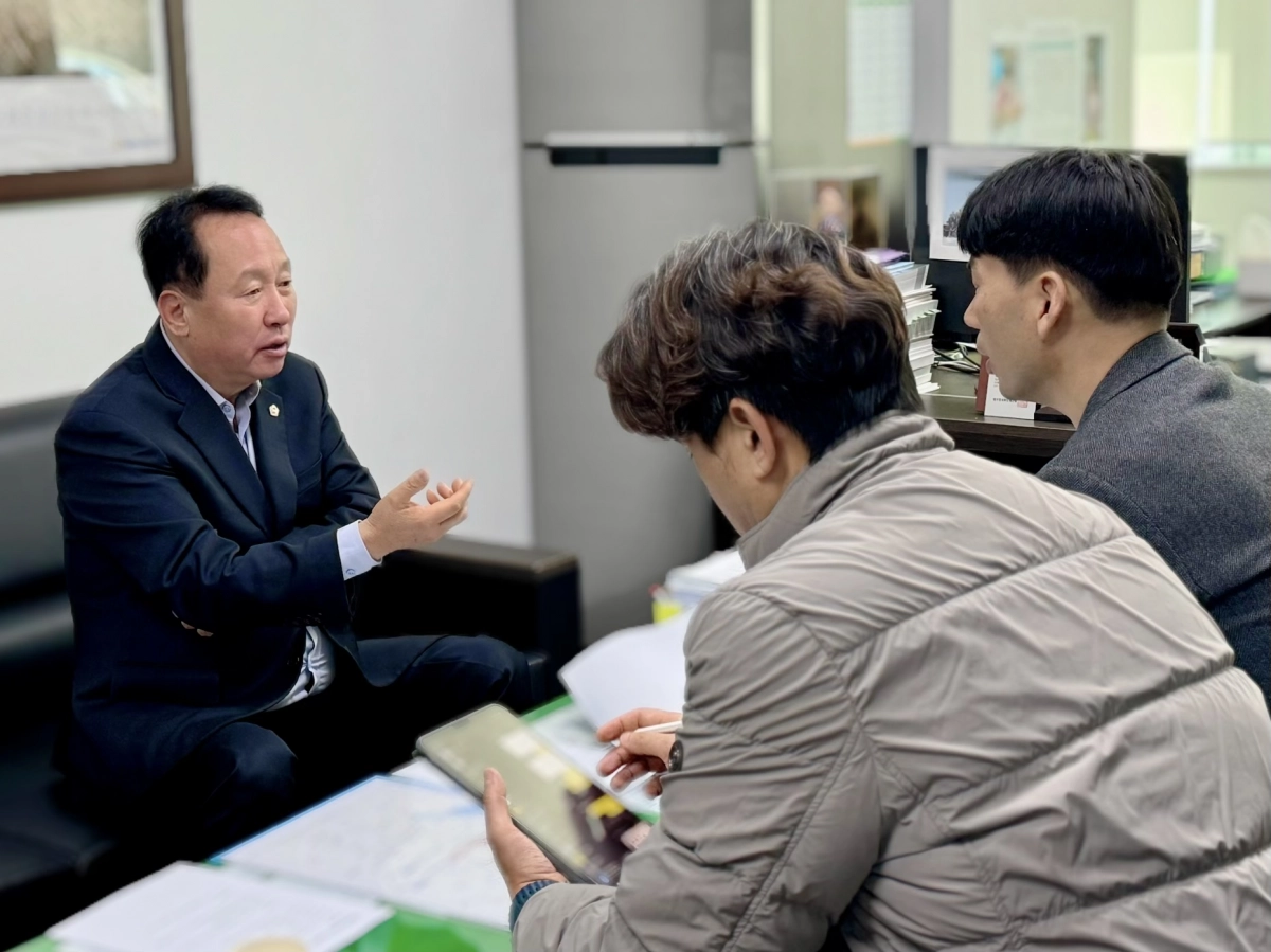 안계일 의원이 경기도 건설국 담당자들과 정담회를 갖고 ‘용인-광주 고속화도로’와 ‘의왕-광주 고속도로’ 추진 현황을 점검하고 있다.(사진=경기도의회)