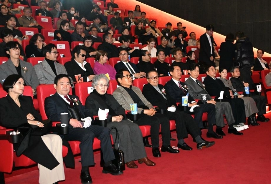 지난 11월 28일 중구에 새롭게 문을 연 ‘서울영화센터’ 개관식에 참석한 임춘대 위원장(맨 앞줄 왼쪽에서 두 번째)