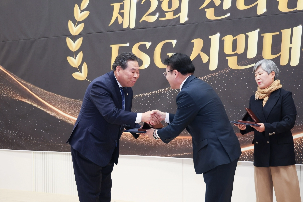 강형구 순천시의장이 전라남도ESG협회가 주관한 ‘제2회 전라남도 ESG 시민대상 시상식’에서 의정분야 시민대상을 수상했다.