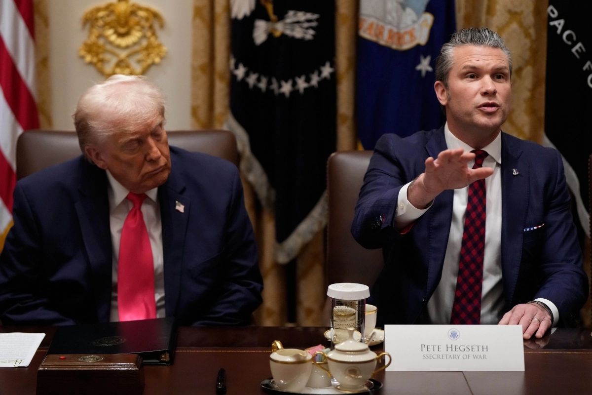 2일(현지시간) 백악관에서 내각회의를 주재한 도널드 트럼프 미국 대통령이 피트 헤그세스 국방장관 보고 중 졸린듯 눈을 감고 있다. 2025.12.2 워싱턴 AP 연합뉴스