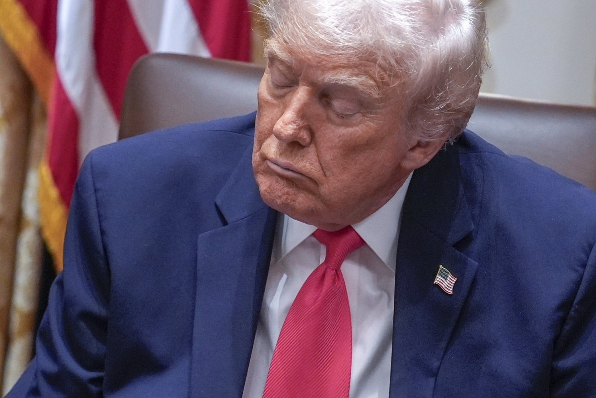 2일(현지시간) 백악관에서 내각회의를 주재한 도널드 트럼프 미국 대통령이 졸린듯 눈을 감고 있다. 2025.12.2 워싱턴 EPA 연합뉴스