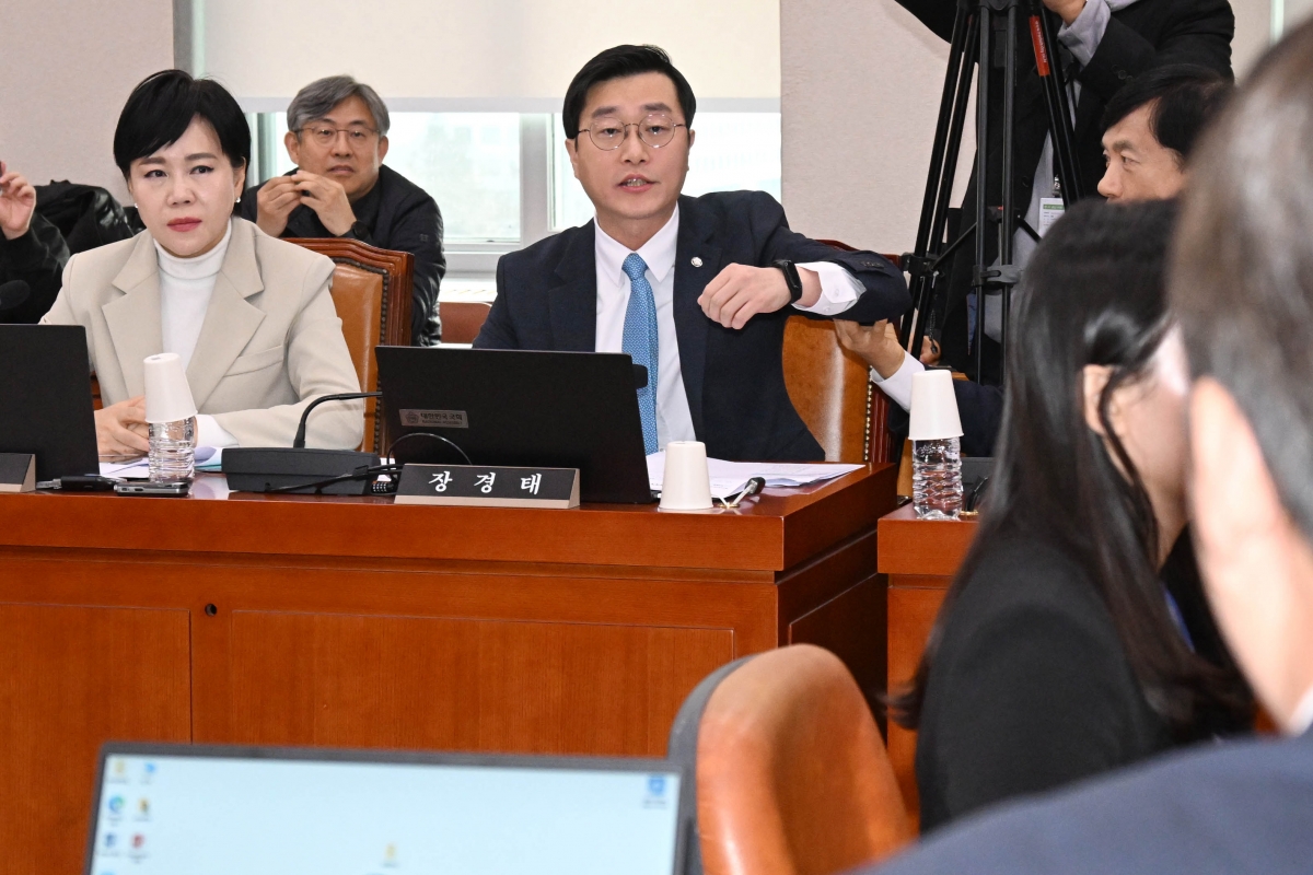 성추행 의혹에 대해 경찰 조사를 받는 장경태 더불어민주당 의원이 3일 국회에서 열린 제429회국회(정기회) 법제사법위원회 제16차 전체회의에서 신동욱 국민의힘 의원의 관련 발언에 대해 항의하고 있다. 2025.12.3 홍윤기 기자