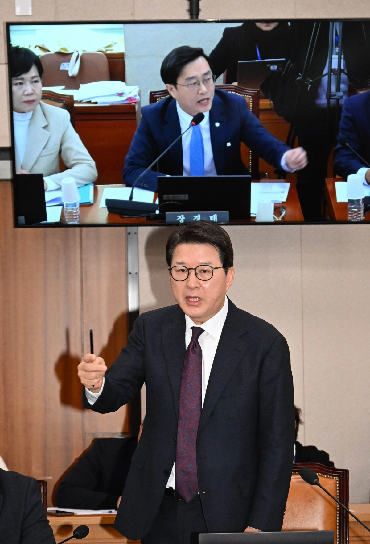 신동욱 국민의힘 의원이 3일 국회에서 열린 전체회의에서 장경태 더불어민주당 의원의 성추행 의혹을 거론하고 있다. 2025.12.3 홍윤기 기자