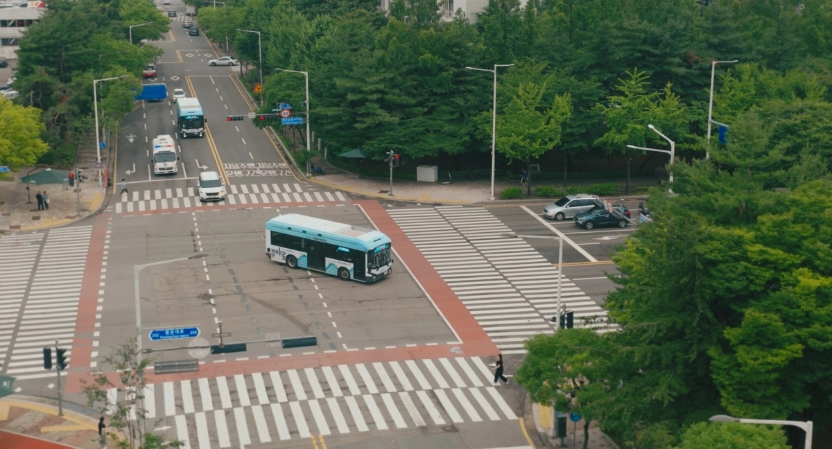안양시 자율주행버스 ‘주야로’가 도심의 일반도로를 달리고 있다 (안양시 제공)
