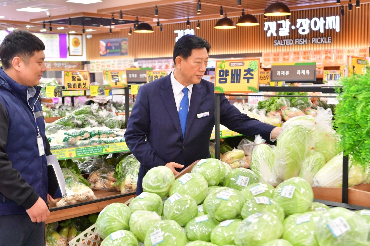 김한종 장성군수가 장성로컬푸드 첨단직매장 농산물을 살펴보고 있다. (장성군 제공)