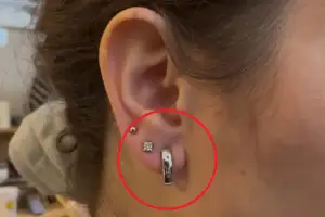 “귀걸이 아냐?” 자세히 보니 ‘깜짝’…女 귀 뒤에 숨은 반전 [포착]