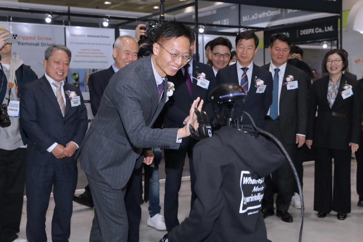 김용선 지식재산처장이 3일 개막한 대한민국 지식재산 대전의 인공지능(AI) 특별 기획관에서 휴머노이드 로봇과 인사하고 있다. 지식재산처 제공