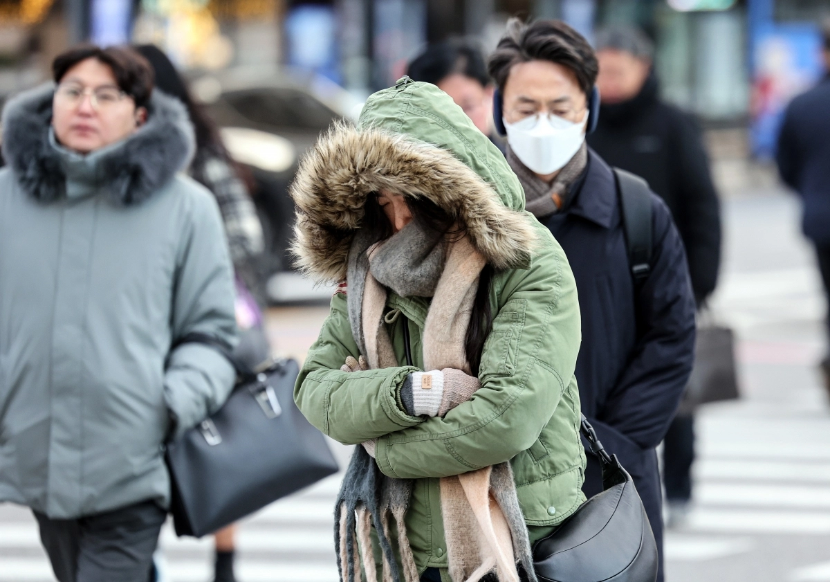전국 대부분 지역의 기온이 영하권으로 떨어진 강추위가 찾아온 3일 서울 종로구 광화문네거리에서 목도리, 장갑, 모자로 중무장한 시민이 발걸음을 재촉하고 있다. 2025.12.3. 뉴스1