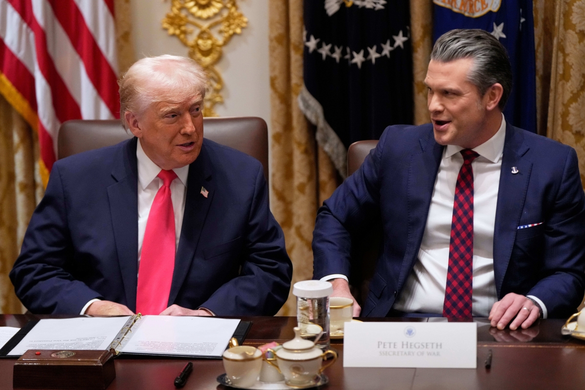 도널드 트럼프(왼쪽) 미국 대통령과 피트 헤그세스 국방부 장관이 2일(현지시간) 백악관에서 열린 내각회의에서 이야기를 나누고 있다. 워싱턴DC AP 연합뉴스
