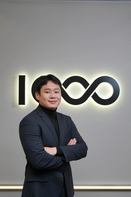 ‘마감히어로’ 애플리케이션(앱)을 만든 대학생 원요한(28)씨가 경기 성남시 수정구의 가천대 창업학과 스튜디오에서 포즈를 취하고 있다. 본인 제공