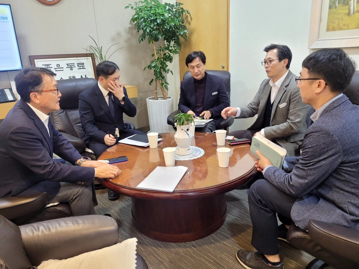 우승희 영암군수가  2일 한국전력공사 본사를 방문해 송전선로 건설사업에 대한 우려와 대안 마련을 촉구하고 있다.