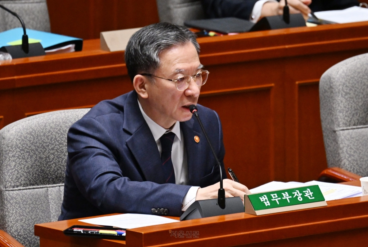 정성호 법무부 장관이 지난달 12일 국회에서 열린 예산결산특별위원회 전체회의에 출석해 대장동 사건 항소 포기 관련 질의에 답하고 있다.  안주영 전문기자