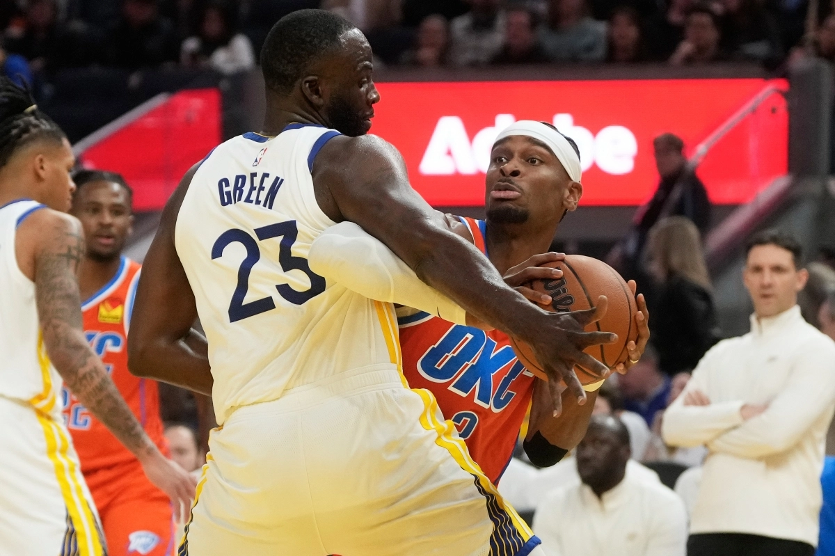 오클라호마시티 선더 샤이 길저스알렉산더가 3일(한국시간) 미국 캘리포니아주 샌프란시스코의 체이스 센터에서 열린 2025~26 미국프로농구(NBA) 서부 콘퍼런스 정규시즌 골든스테이트와의 원정 경기에서 드레이먼드 그린을 상대로 공격하고 있다. AP 연합뉴스