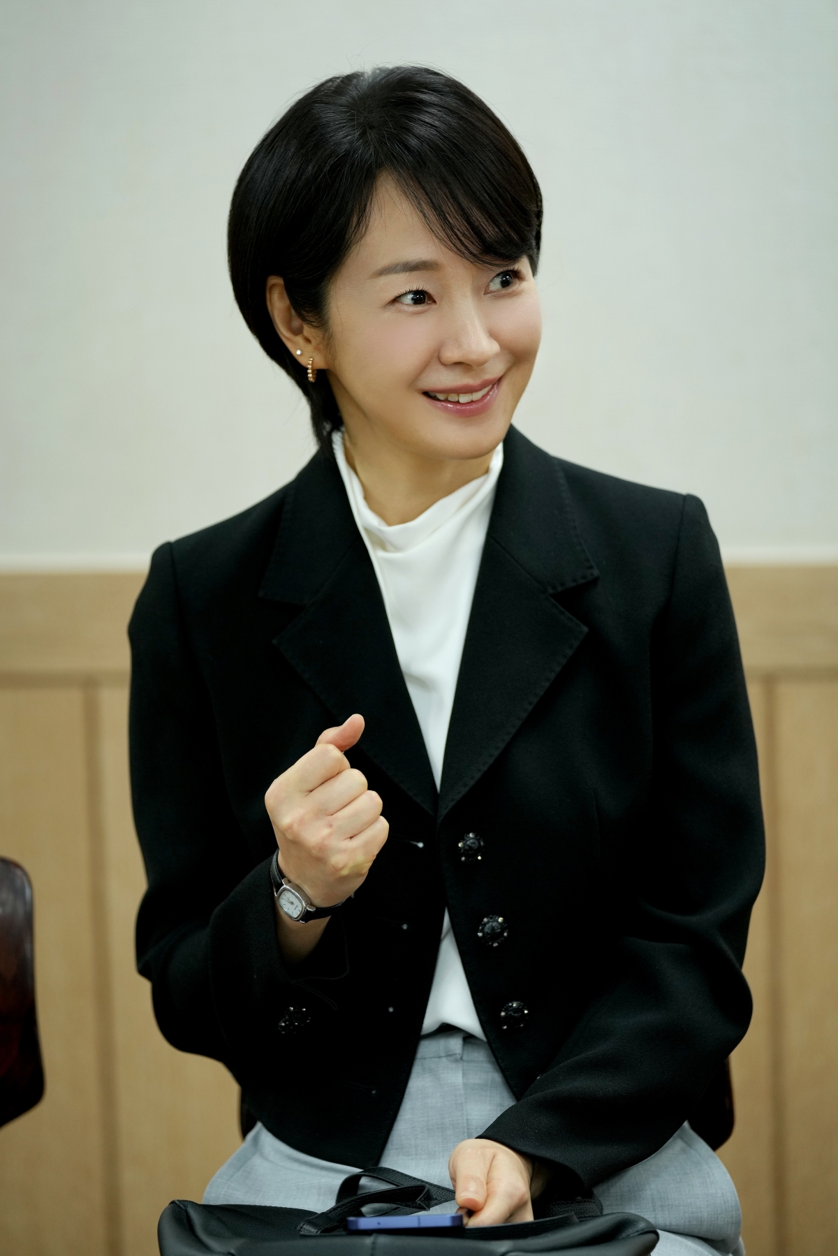 드라마 ‘서울 자가에 대기업 다니는 김 부장 이야기’에서 열연을 펼친 배우 명세빈이 지난 1일 서울 강남구 한 카페에서 인터뷰하며 현실 속 수많은 김 부장들을 응원하고 있다. JTBC 제공