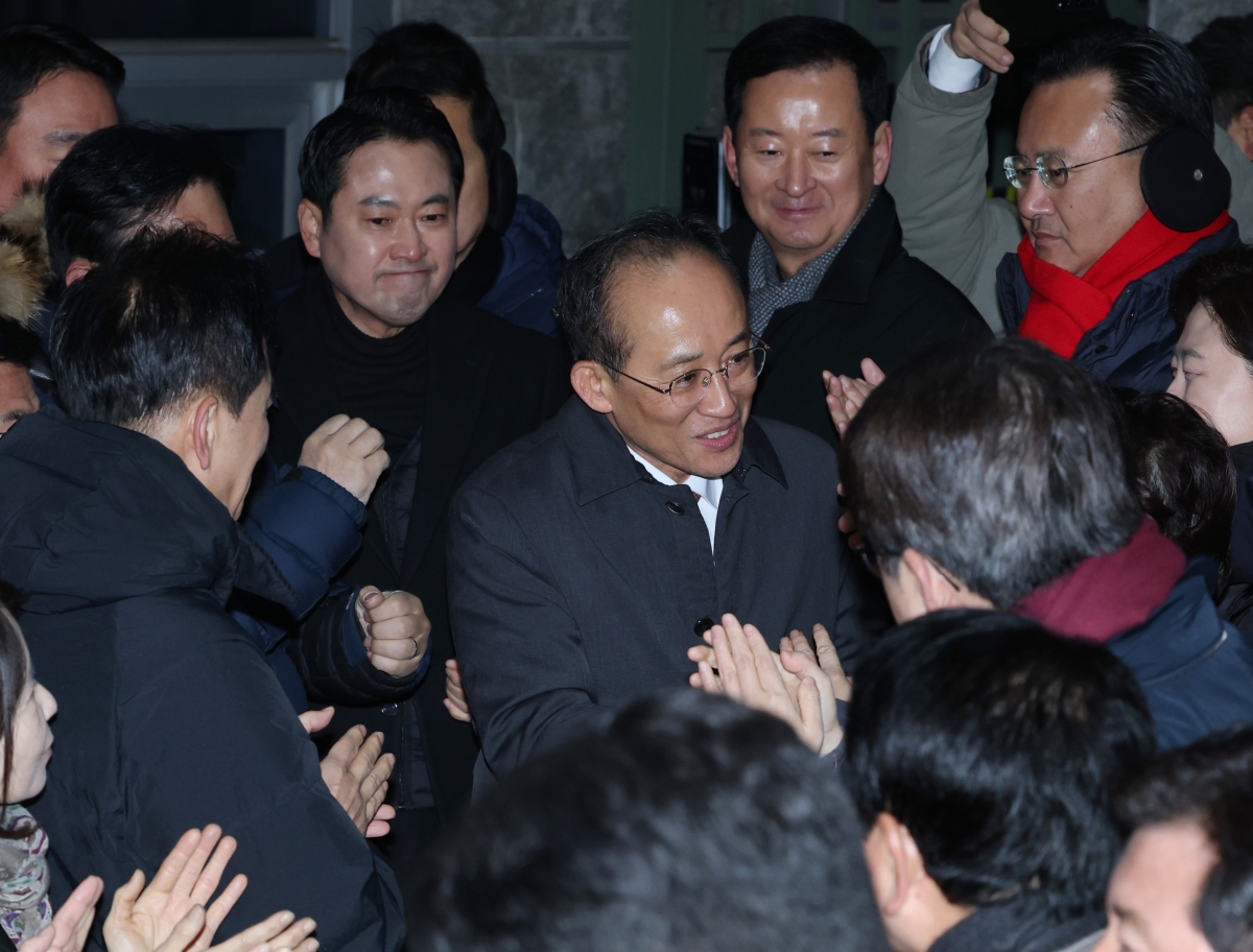 의원들 박수받으며