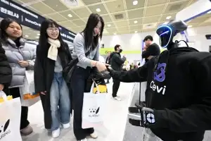 AI 휴머노이드 로봇과 악수