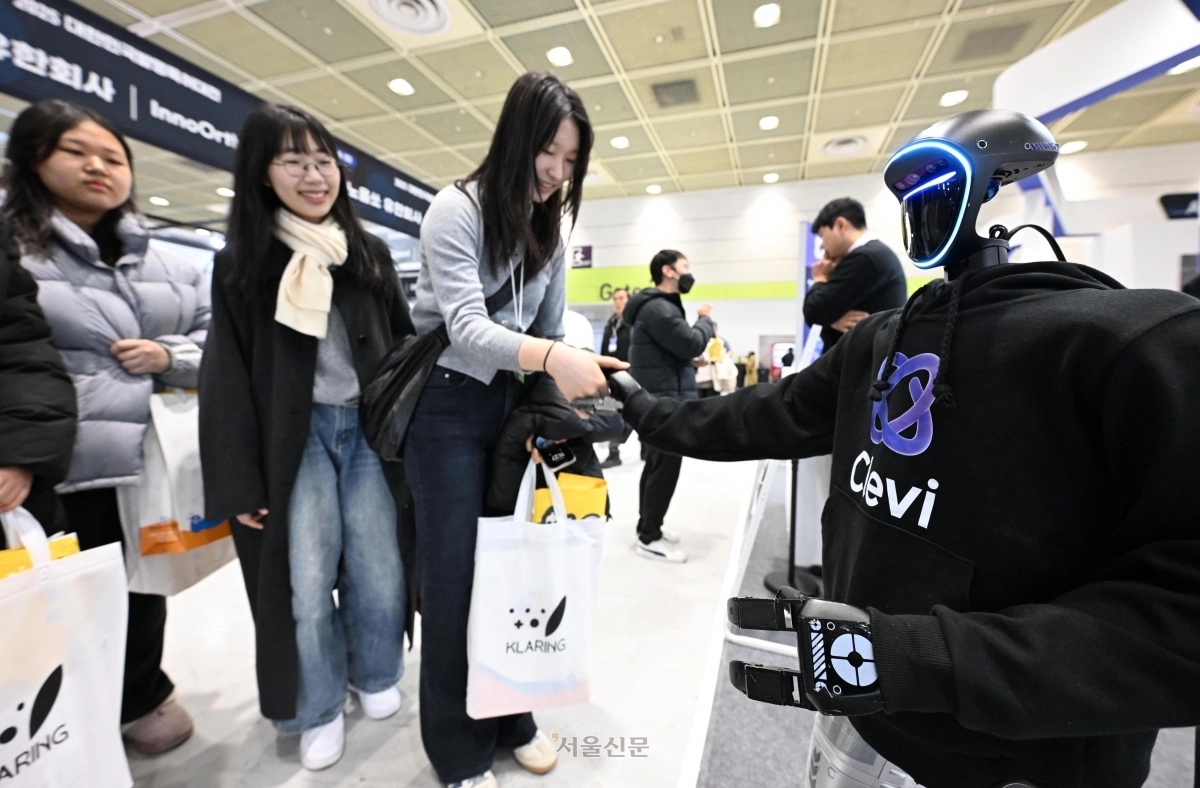 AI 휴머노이드 로봇과 악수