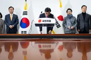 국민의힘 투톱, 계엄 1년 ‘투트랙 전략’…의원들 ‘사과 릴레이’