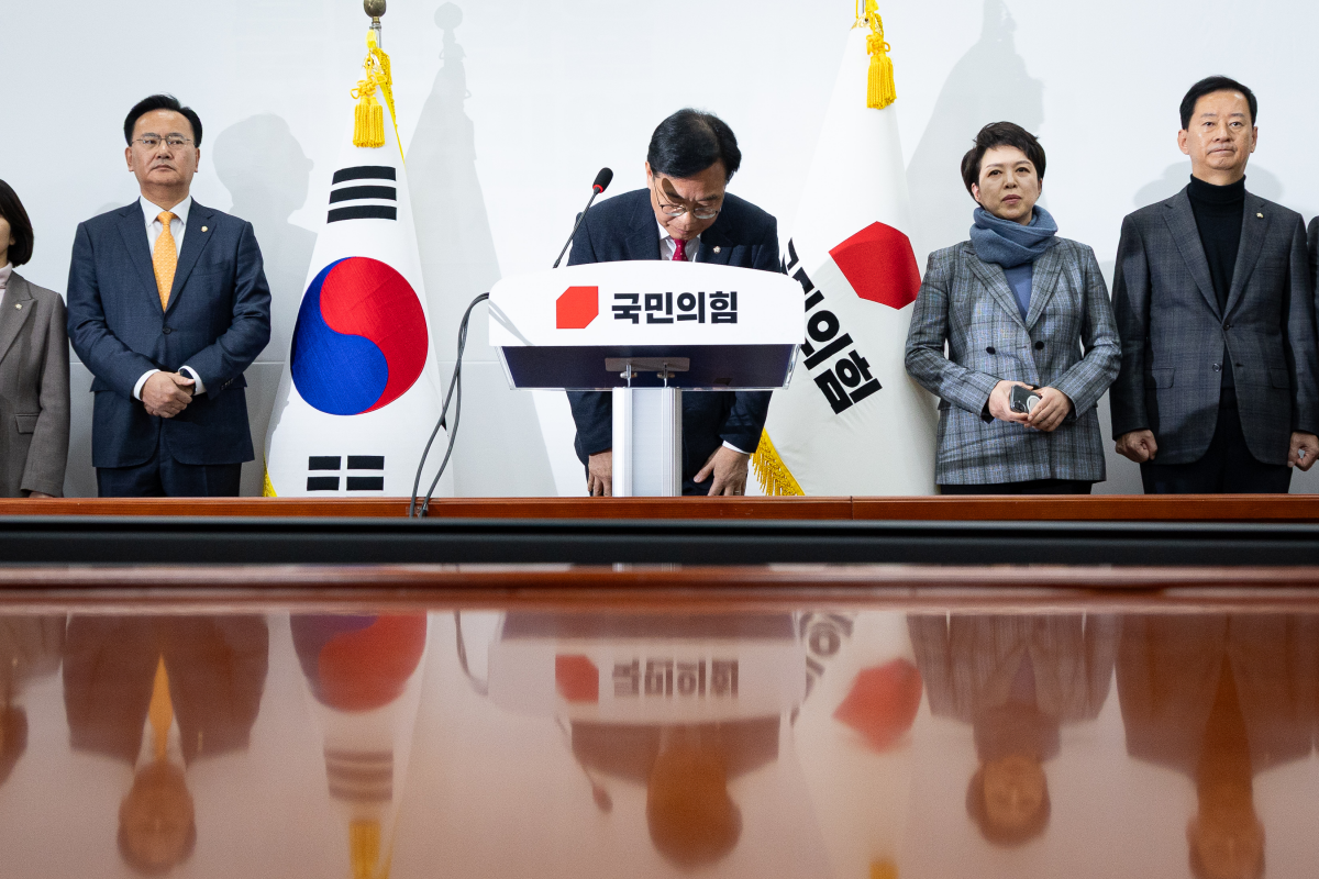 송언석 국민의힘 원내대표가 3일 서울 여의도 국회에서 기자회견을 마친 후 인사하고 있다. 뉴스1