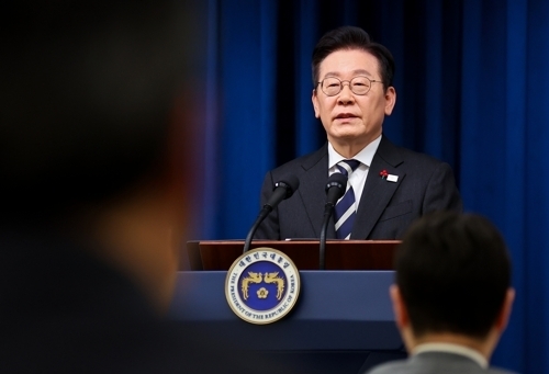 이재명 대통령이 12·3 비상계엄 사태 1주년인 3일 용산 대통령실에서 ‘빛의 혁명 1주년 대국민 특별성명’을 발표하고 있다. 연합뉴스