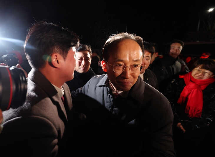 12·3 비상계엄 당시 의원들의 계엄 해제 표결 참여를 방해한 혐의를 받는 국민의힘 추경호 의원이 3일 구속영장이 기각돼 경기도 의왕 서울구치소를 나서고 있다. 2025.12.3 연합뉴스