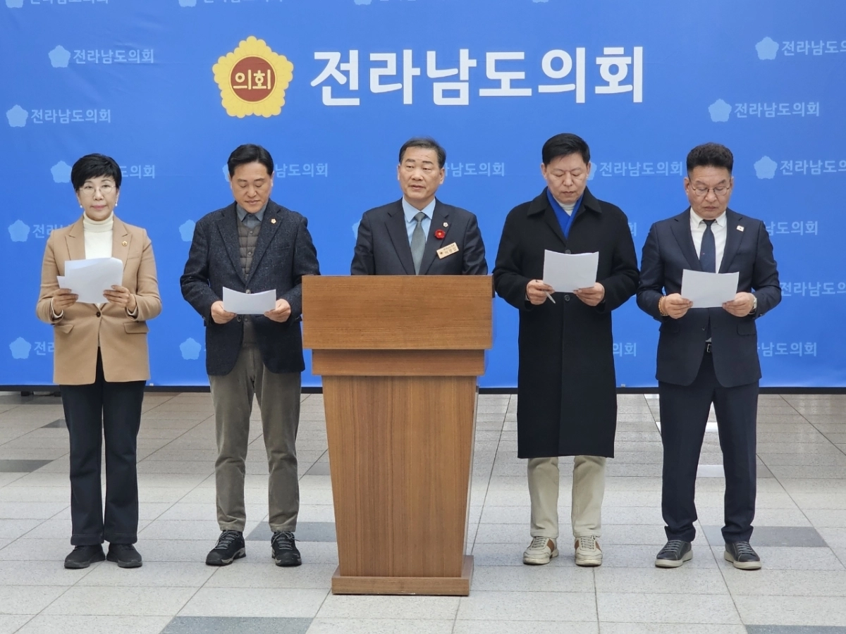 전남 동부지역 도의원들이 3일 전남도 동부지역본부에서 2차 공공기관 이전 대상지에 동부권을 포함할 것을 요구하는 기자회견을 하고 있다.