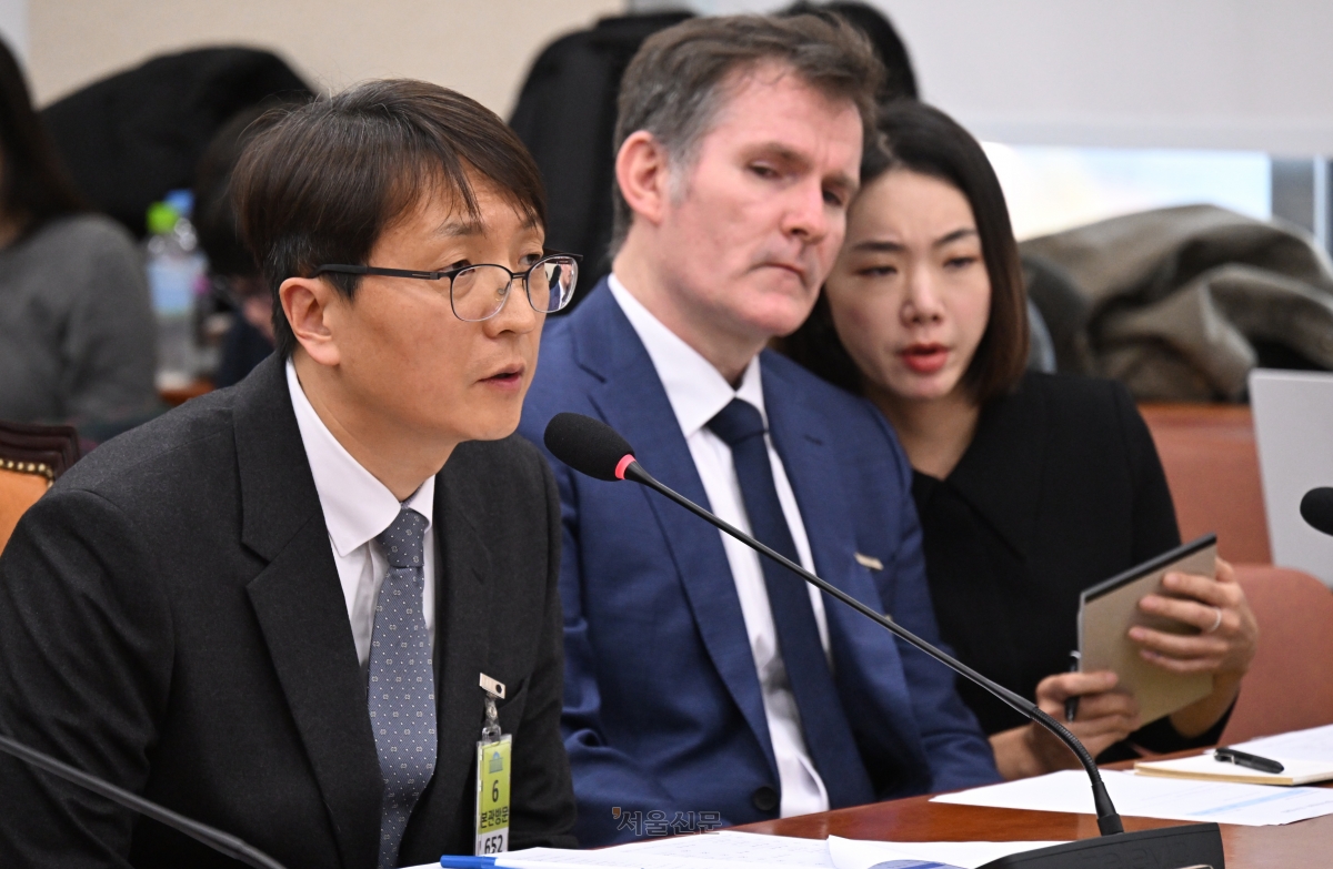 박대준(왼쪽) 쿠팡 대표이사가 3일 서울 여의도 국회에서 열린 정무위원회의 쿠팡 개인정보 유출 관련 현안질의에서 의원 질의에 답하고 있다. 2025.12.3 안주영 전문기자