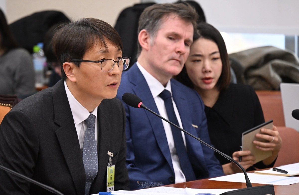 박대준(왼쪽) 쿠팡 대표이사가 3일 서울 여의도 국회에서 열린 정무위원회의 쿠팡 개인정보 유출 관련 현안질의에서 의원 질의에 답하고 있다. 2025.12.3 안주영 전문기자