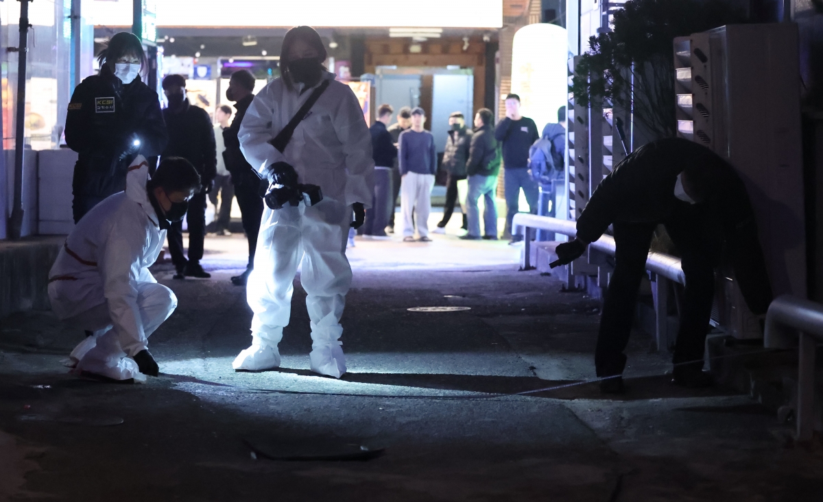 3일 오후 경남 창원시 마산회원구 합성동 한 모텔 앞에서 경찰이 현장을 살피고 있다. 이날 오후 해당 모텔에서 흉기 사건이 발생해 2명이 심정지 상태로 발견되고, 2명이 중상을 입었다. 2025.12.3. 연합뉴스